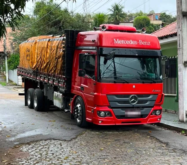Caminhão truck vermelho, frota de carga da Bonifácio Transportes