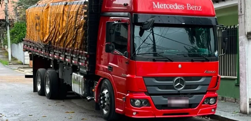 Caminhão truck vermelho, frota de carga da Bonifácio Transportes