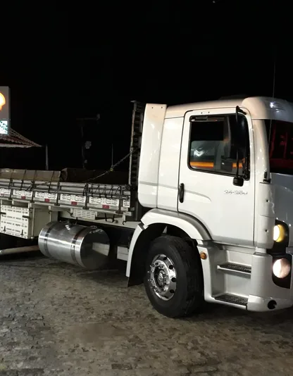 Caminhão truck branco, frota de carga da Bonifácio Transportes