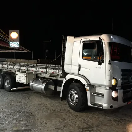 Caminhão truck branco, frota de carga da Bonifácio Transportes