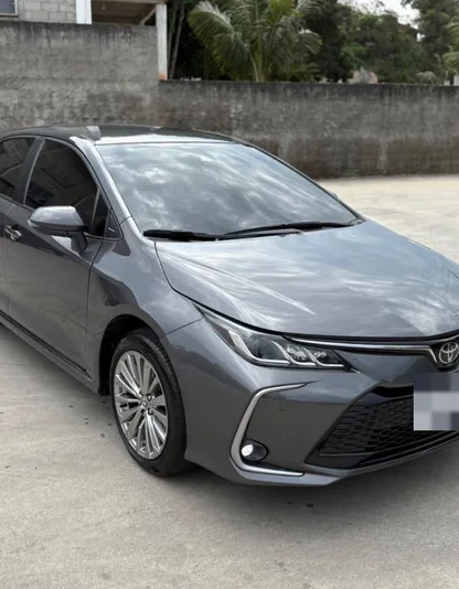 Toyota Corolla cinza, sedan executivo da Bonifácio Transportes