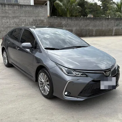 Toyota Corolla cinza, sedan executivo da Bonifácio Transportes