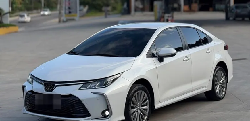 Toyota Corolla branco, sedan executivo da Bonifácio Transportes