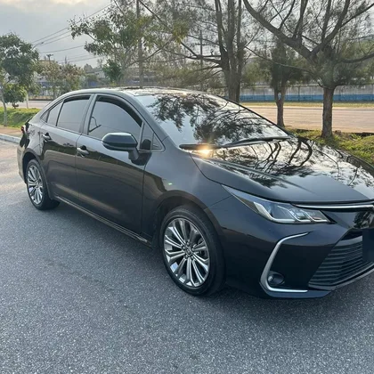 Toyota Corolla preto, sedan executivo da Bonifácio Transportes