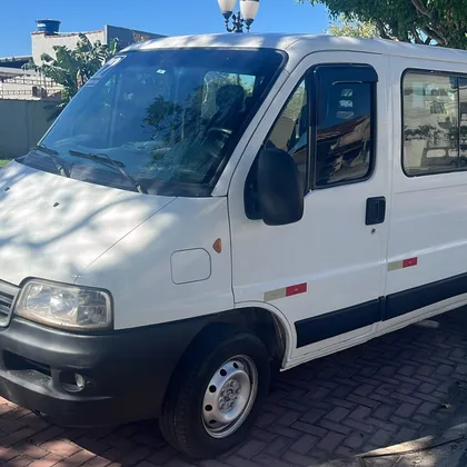 Fiat Ducato branca, van da Bonifácio Transportes