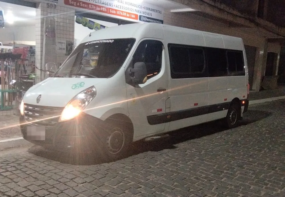 Renault Master branca, van da Bonifácio Transportes
