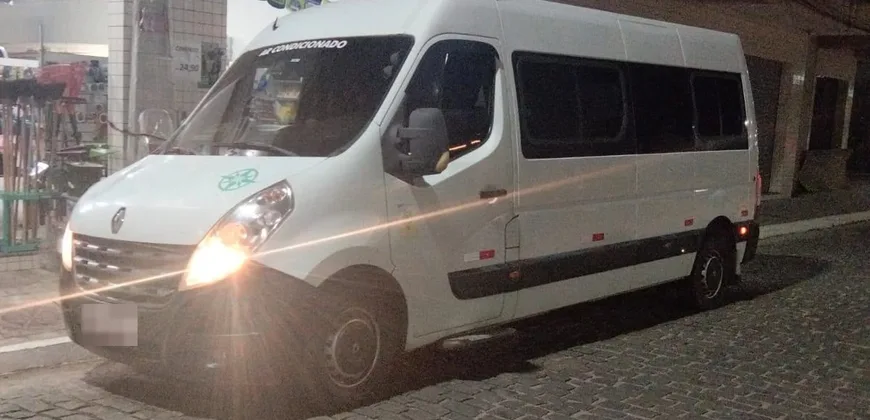 Renault Master branca, van da Bonifácio Transportes