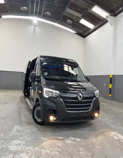Renault Master preta, van da Bonifácio Transportes