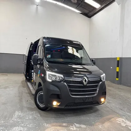 Renault Master preta, van da Bonifácio Transportes