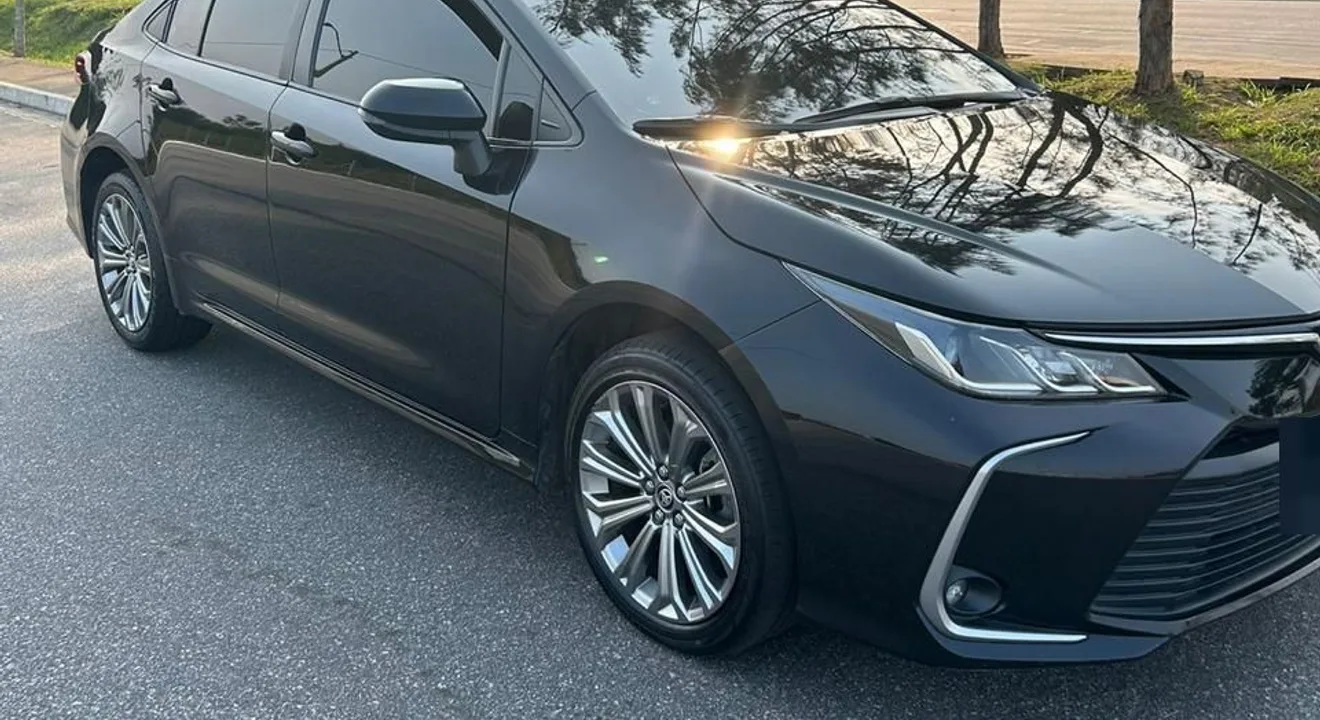 Toyota Corolla preto da frota Bonifácio Transportes