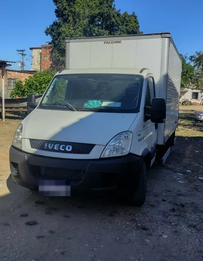 Caminhão baú Iveco da Bonifácio Transportes