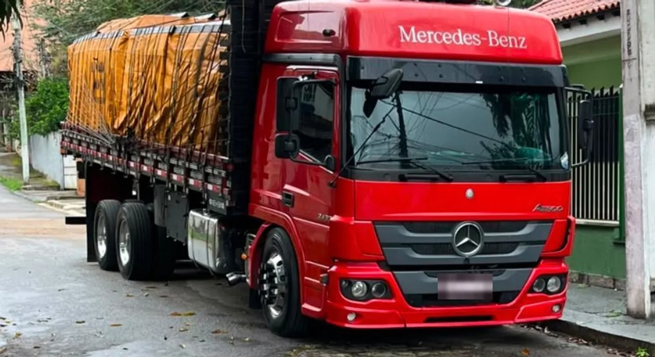 Caminhão truck Mercedes-Benz da Bonifácio Transportes