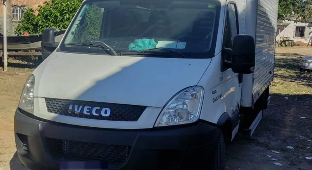 Caminhão baú Iveco da Bonifácio Transportes