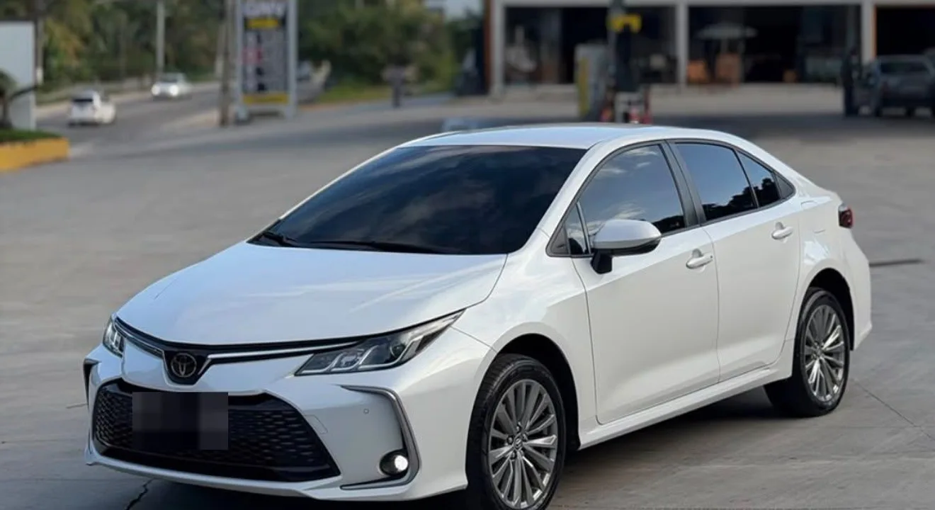 Toyota Corolla branco da frota Bonifácio Transportes