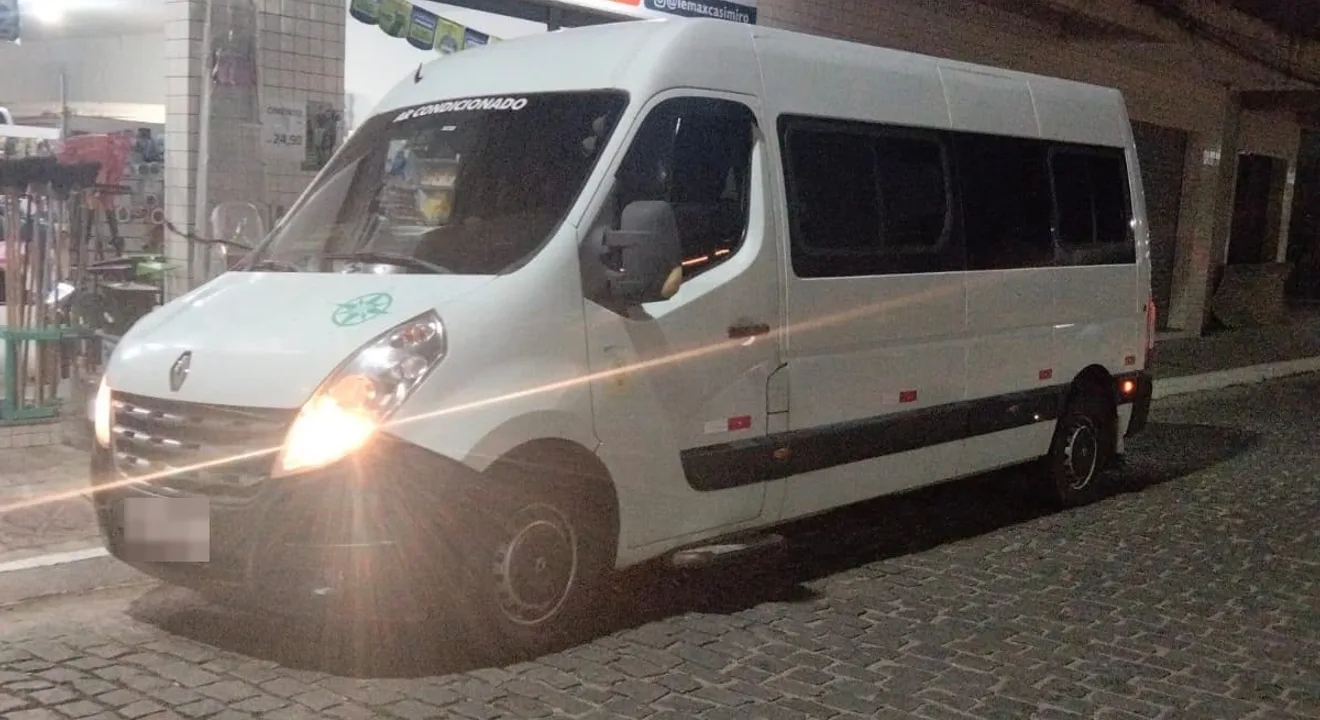 Van Renault Master da Bonifácio Transportes para troca de turma